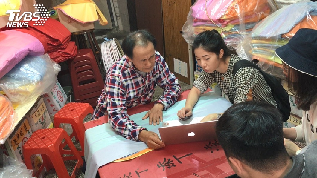 邵璦婷等人向林師傅拜師學藝。圖/TVBS