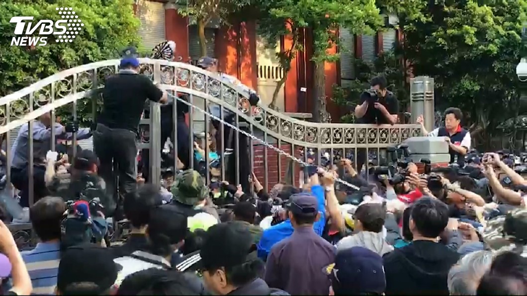反年改抗議群眾遭警綁束帶 被爆疑似自導自演套回去?