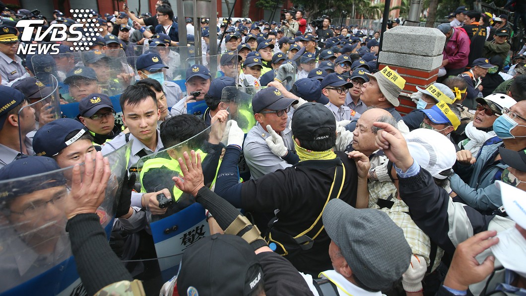 反年改脫序毆記者　5人送辦另鎖定11人