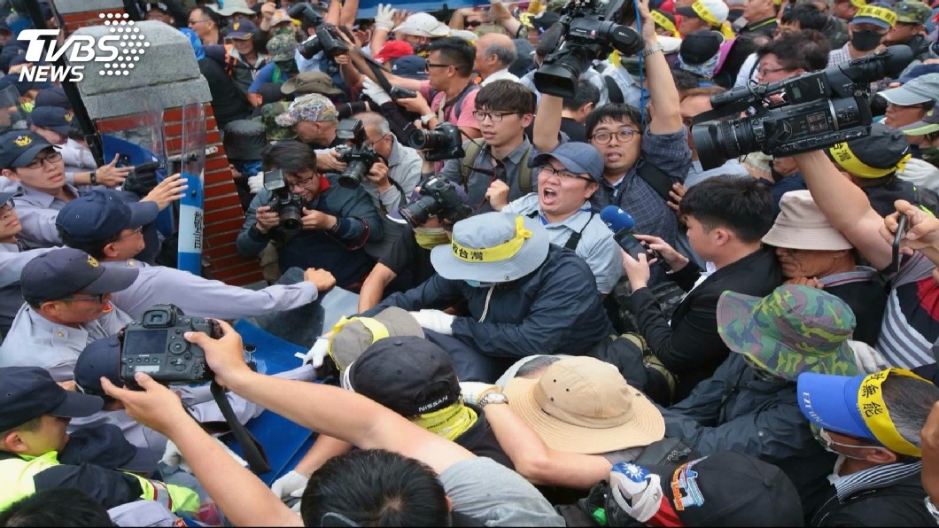失控！學生批反年改太吵　遭威脅「想被打死是不是」