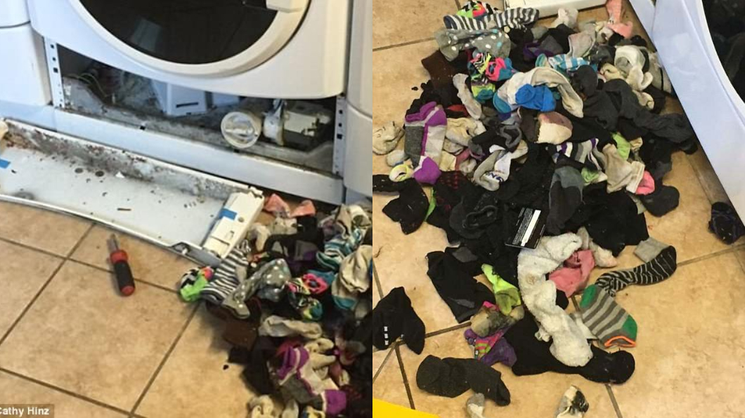 洗衣機下層卡了滿滿的襪子。(圖／翻攝自推特)
