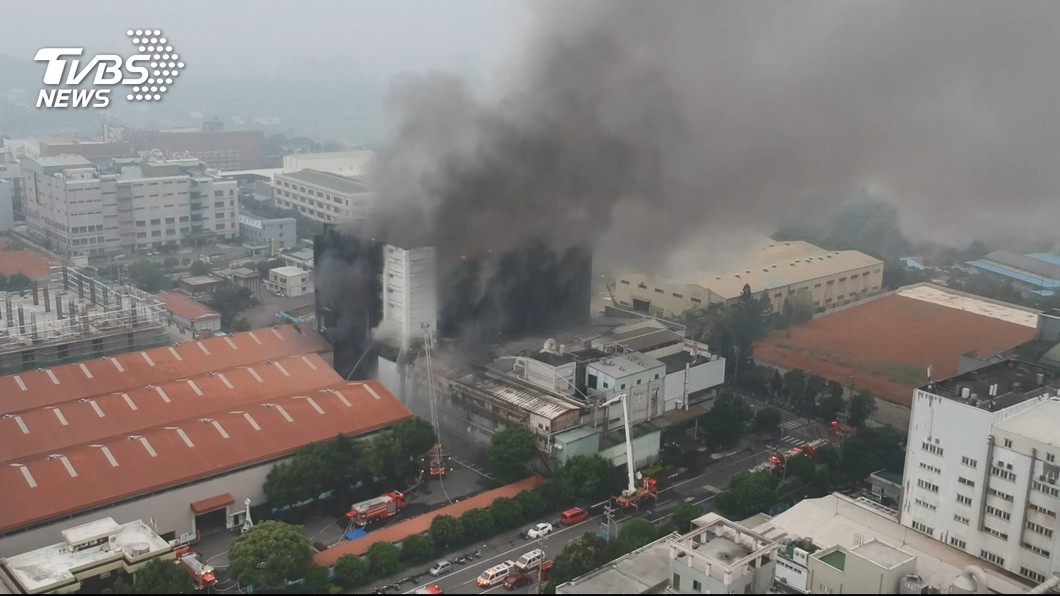桃園平鎮敬鵬工廠昨(28日)晚間發生大火，目前已造成5名消防員殉職、2名外籍移工罹難。圖／TVBS