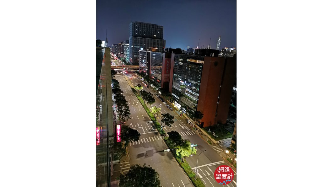 P20 Pro在大樓頂樓拍攝的夜拍模式照。圖/網路溫度計