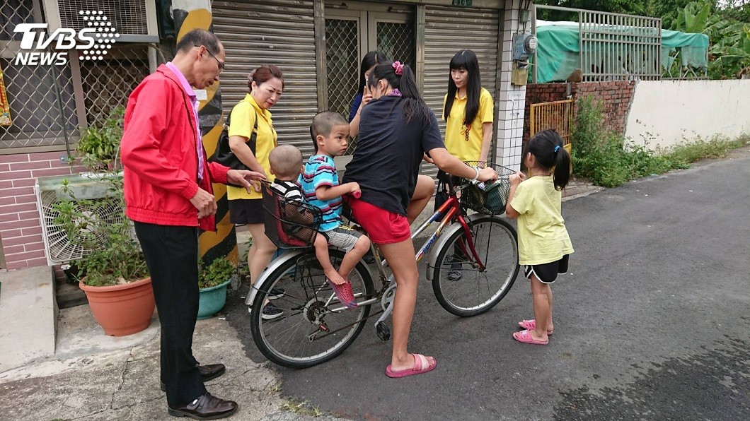 家裡還有個3歲和1歲的弟弟,因此小芝蘋就把單車後座讓給弟弟們坐。(圖/鄭綺瑳提供)