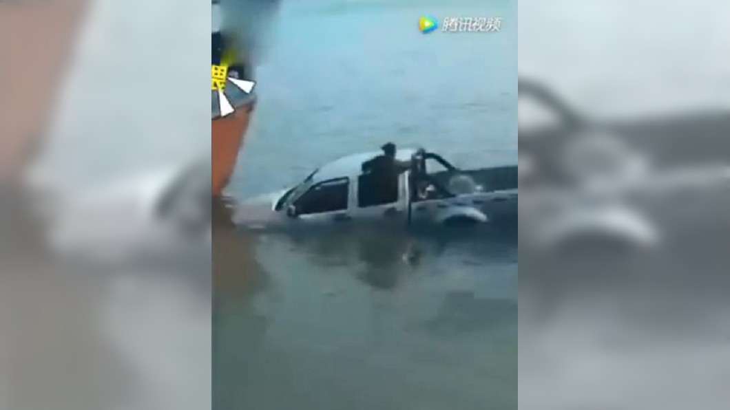 聽到車內有錢,女子不顧危險鑽進車內拿錢。圖/翻攝自騰訊影音