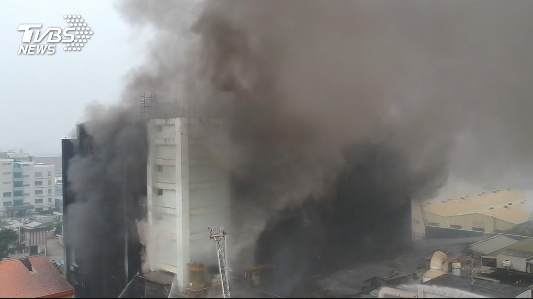 桃園敬鵬工廠大火意外,共造成7人死亡,當中包括5名打火弟兄。(圖/TVBS)