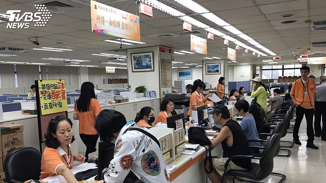 今天為報稅首日,國稅局人潮滿滿。圖/中央社