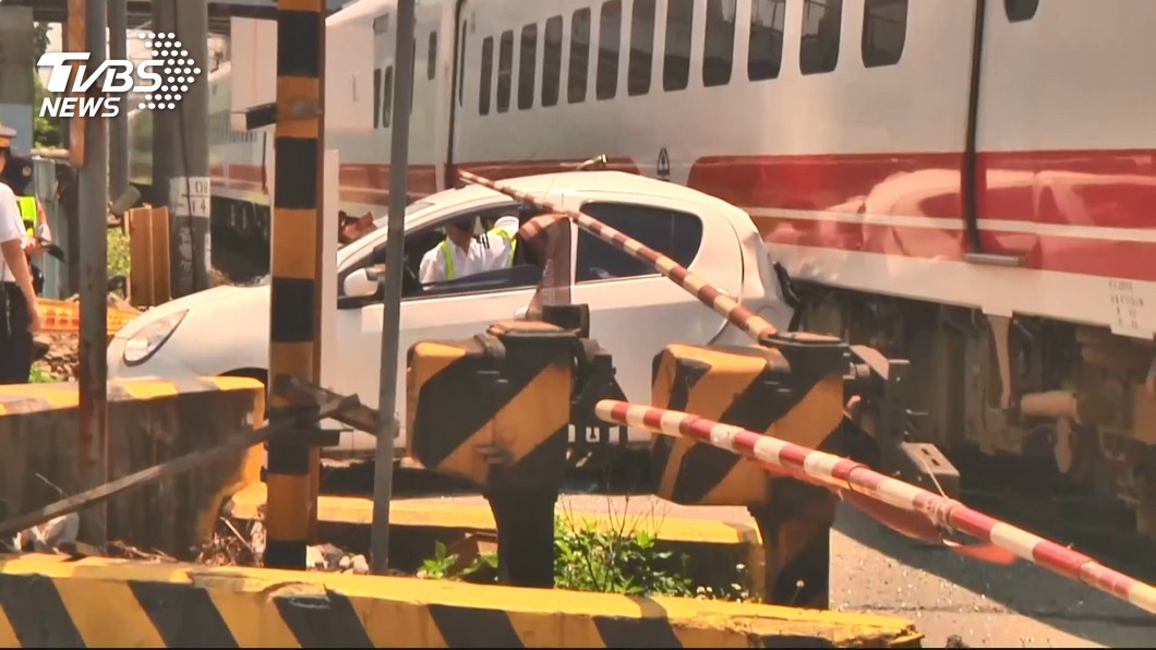 平交道聊天！普悠瑪撞爆車尾「頭凹陷」　萬人譙翻女三寶