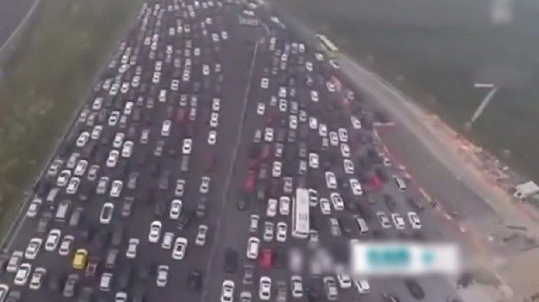 當時高速公路上整個大塞車動彈不得。(圖/翻攝自雪花新聞)