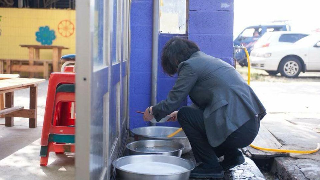 小英吃豆花「蹲地洗碗」遭酸矯情 攝影師開嗆:無腦!