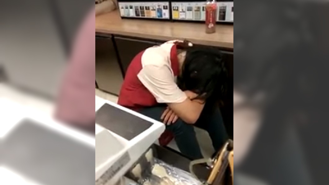超商店員怎麼叫都叫不醒。圖/翻攝自爆怨公社