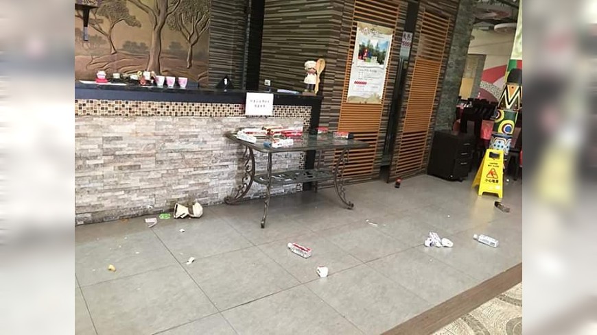 陳姓股東找不到餐廳總經理,就持棍棒砸店、拿空氣槍恐嚇員工。圖/翻攝自臉書綠豆嘉義人
