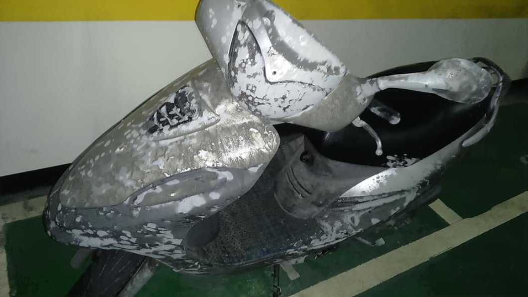 蔣姓網友的愛車也被噴滿泥巴。圖/翻攝自龜山生活通臉書