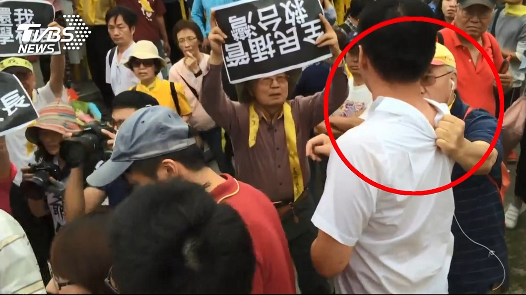 根據現場畫面,男大生確實遭人拉住衣領。圖/TVBS