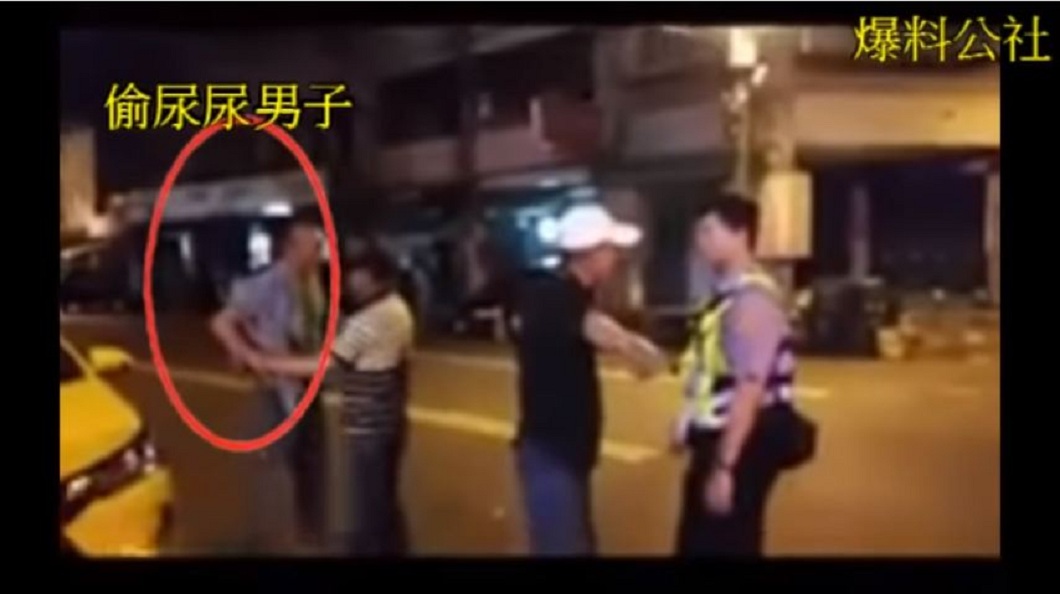 警察到場處理後,戴白色帽子的男姓友人向警方說明。(圖/翻攝自爆料公社)