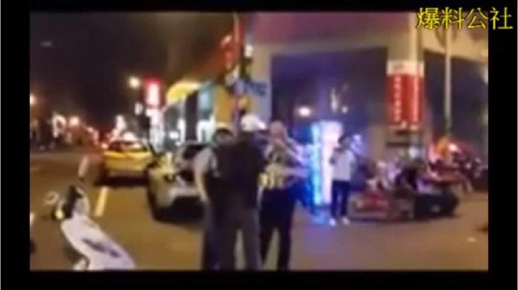 白帽男在警察到場後,仍動手推司機還大罵,遭到警方制止。(圖/翻攝自爆料公社)