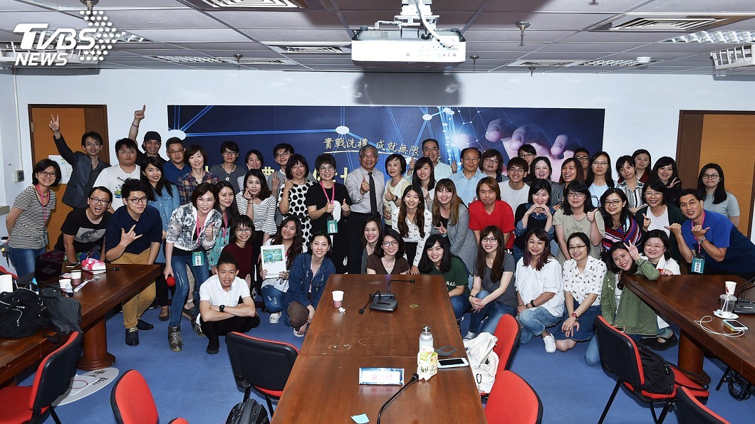 數位腦與老靈魂在合作産製作品時,從『形』與『神』對話,跨世代、跨領域的交流,完成許多精彩的作品。