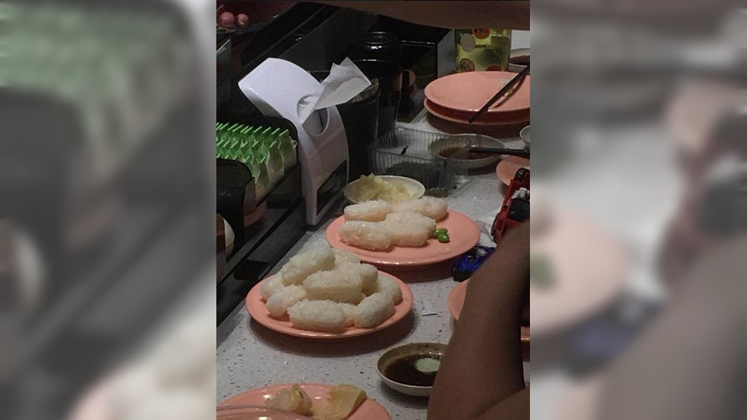 有網友發現隔壁桌客人吃壽司只吃料不吃飯，質疑對方是浪費食物。(圖／翻攝自爆怨公社)