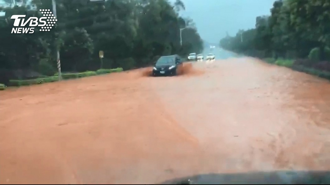 金門地區被豪雨襲擊,已出現淹水情況。圖/TVBS