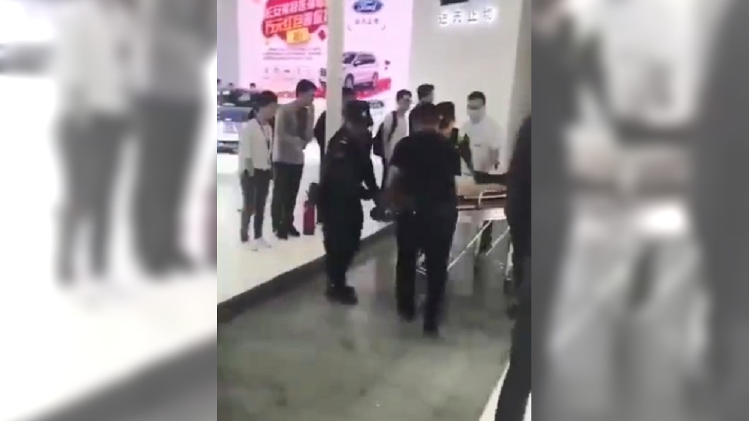業務最後被擔架抬走。圖/翻攝自微博