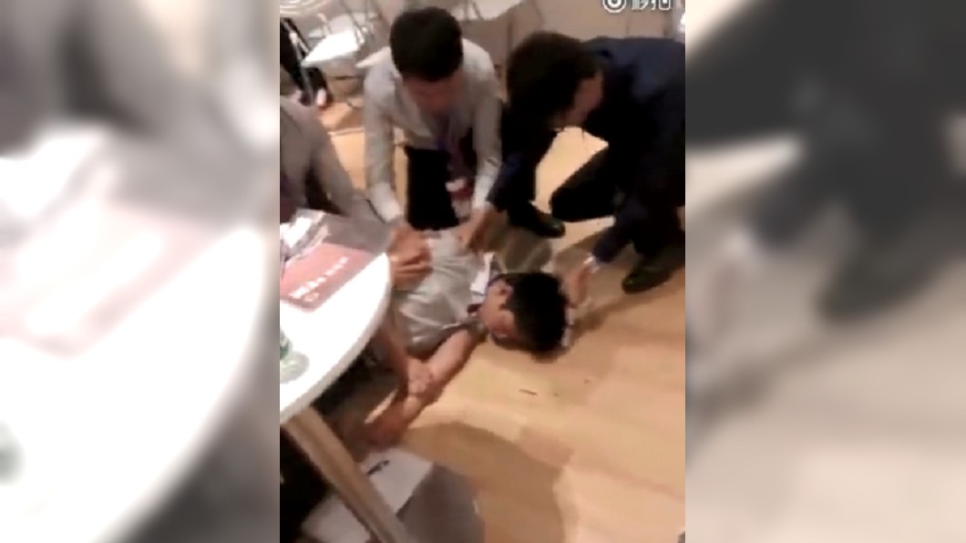 業務被氣到突發心肌梗塞,瞬間倒地吐血。圖/翻攝自微博