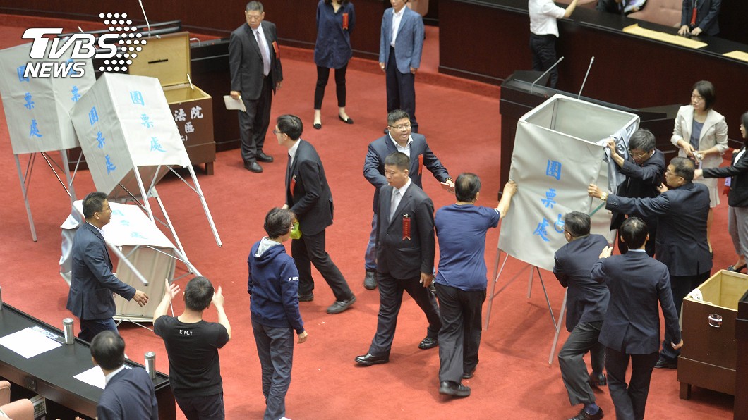 藍抗議促轉會人事案推倒圈票處 綠嚴厲譴責