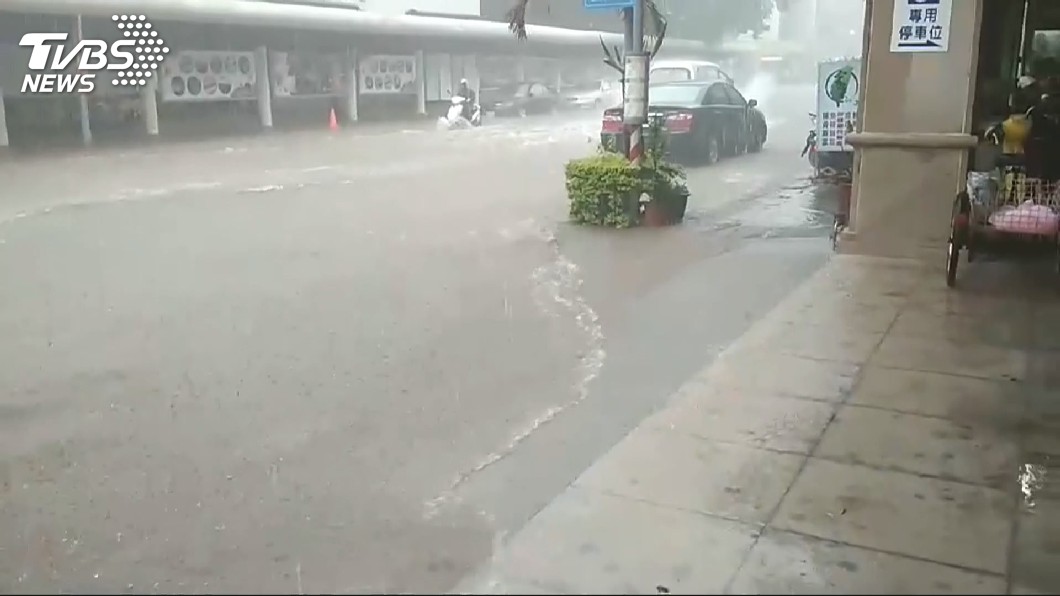 金門大雨閃電3000多次　澎湖凌晨雷雨交加