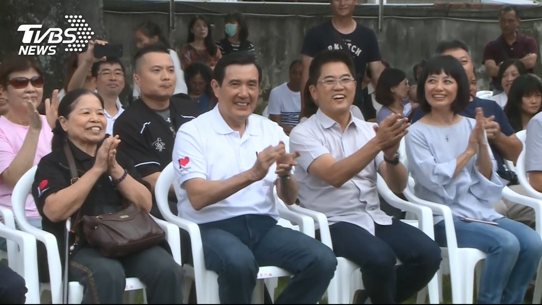 陳樹菊阿嬤和前總統馬英九、台東縣長黃健庭一起參加母親節音樂活動。(圖／TVBS)