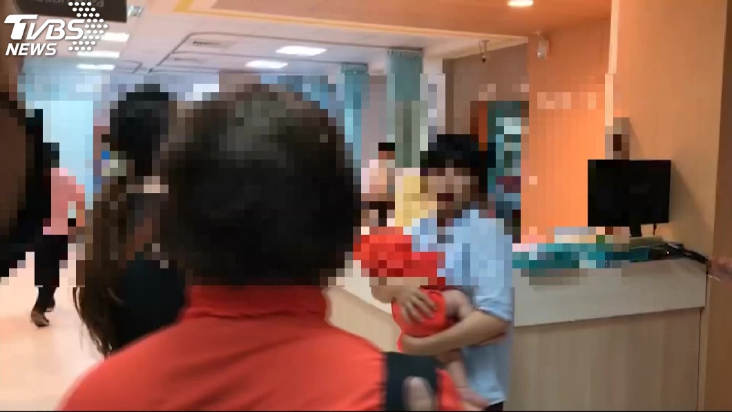 林姓工人的妻子抱著2個多月的兒子趕赴醫院，泣不成聲。圖／TVBS