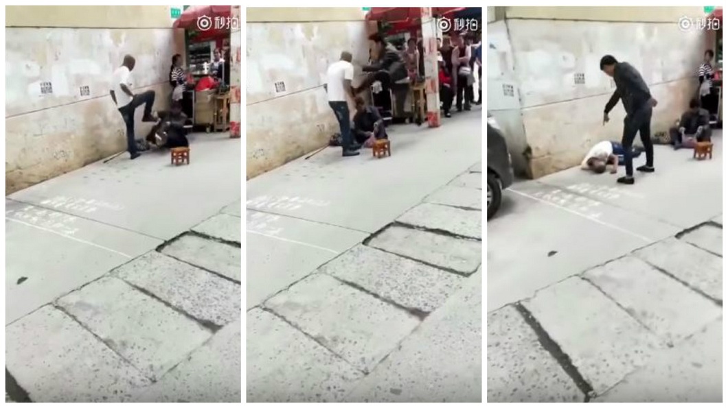 一名黑人在街頭踹打乞丐，一名正義哥看不下去，使出佛山無影腳把黑人踹飛。(圖／翻攝自YouTube)