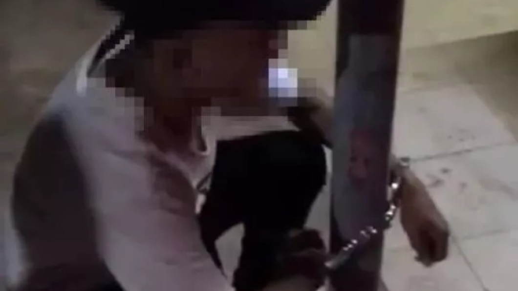 白色少年被人用手銬綁在柱子上。圖/翻攝自微博