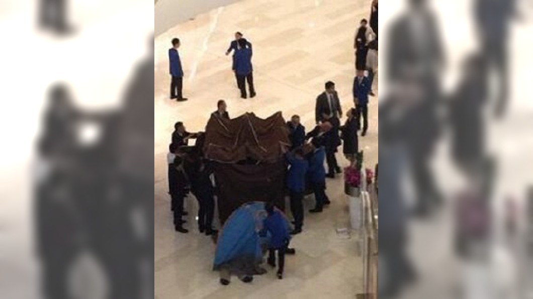 商場人員在遺體周圍架起帳篷。圖/翻攝自微博