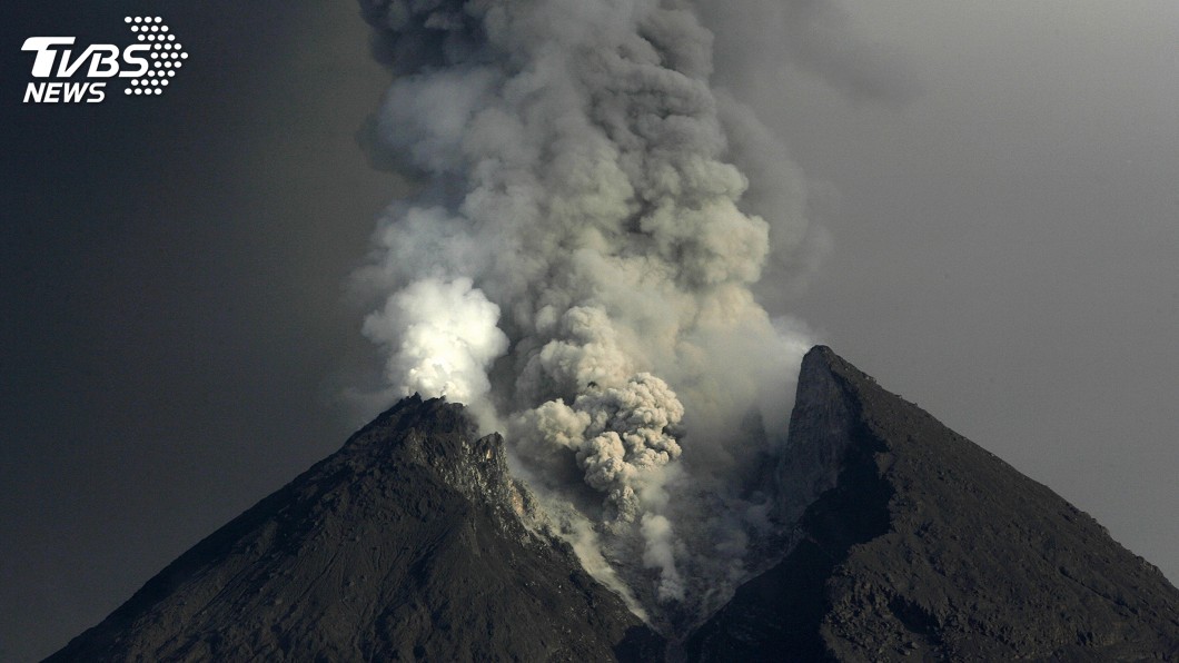 圖／達志影像路透社 梅拉比火山噴發　印尼急撤居民關閉機場
