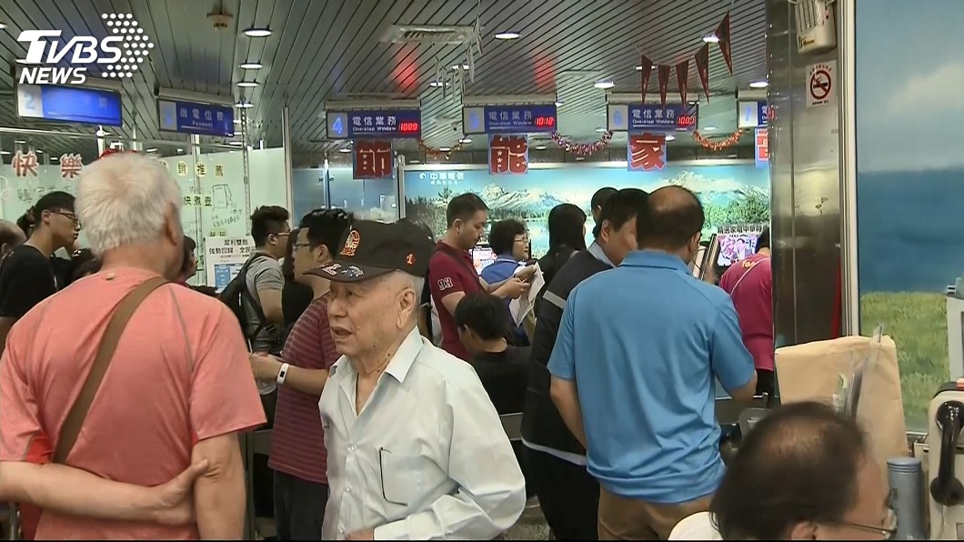 「499之亂」苦了第一線門市人員,不少民眾一大清早就在守在門市門口前,等待辦理合約。圖/TVBS