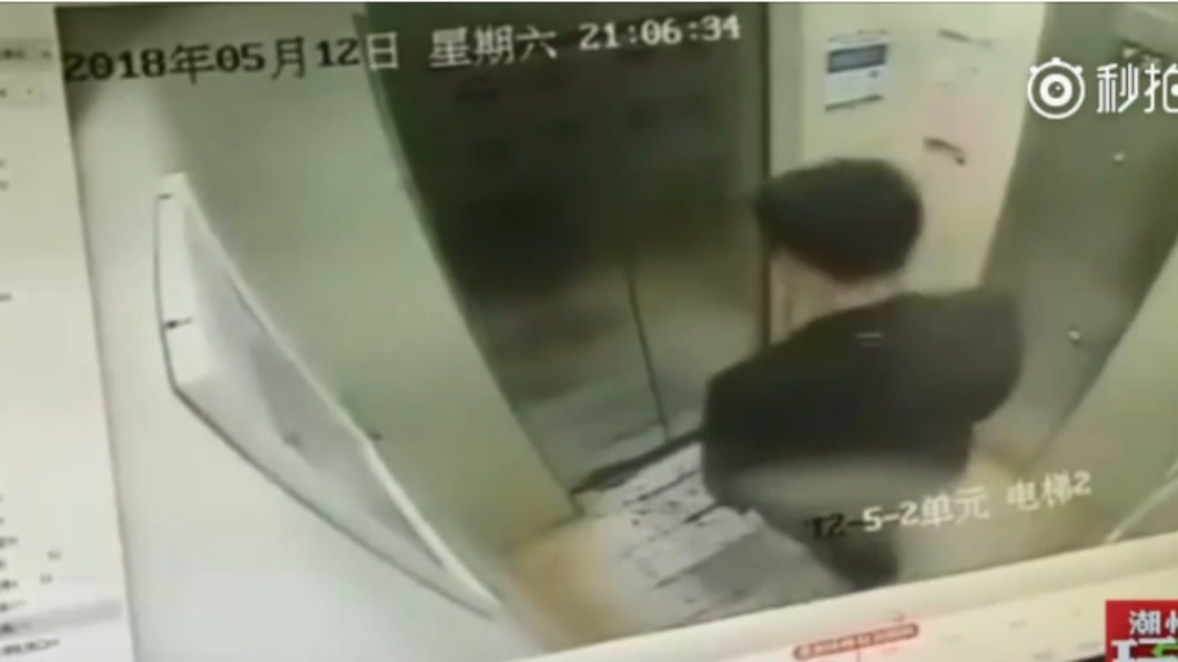 男子在電梯裡狂跳。圖/翻攝自秒拍