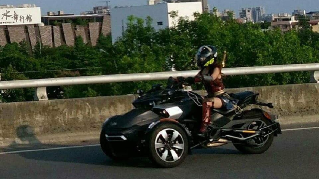 日前在台中市的路上，有網友發現這名重機女騎士，造型十分吸睛。(圖／翻攝自爆料公社) 化身神力女超人　超殺重機女騎士讓網友跪了：求正面