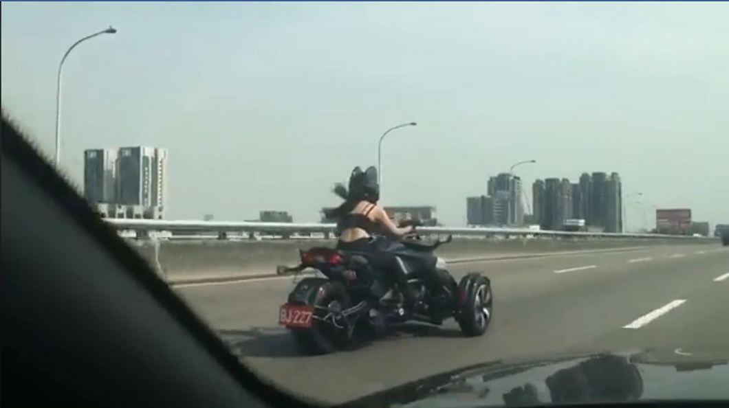 上月底也有網友發現這名重機女騎士,由於車號一樣,研判應該是同一人。(圖/翻攝自爆廢公社)