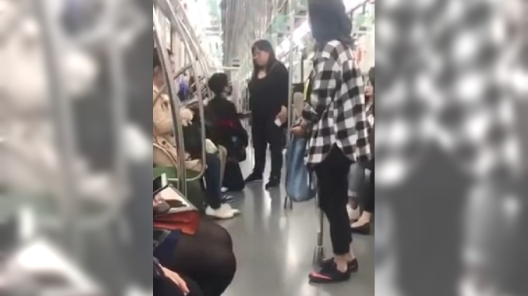 一開始,男友為了安撫女友,已下跪道歉。圖/翻攝自YouTube