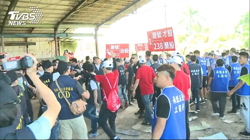 岡山鋼鐵廠強制點交 債務人率眾抗爭