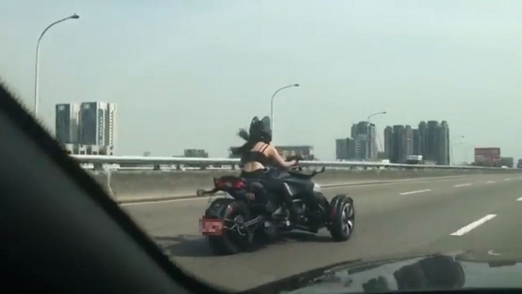 先前就有網友目擊過小羊,當時她打扮成火辣的貓女。圖/翻攝自爆廢公社