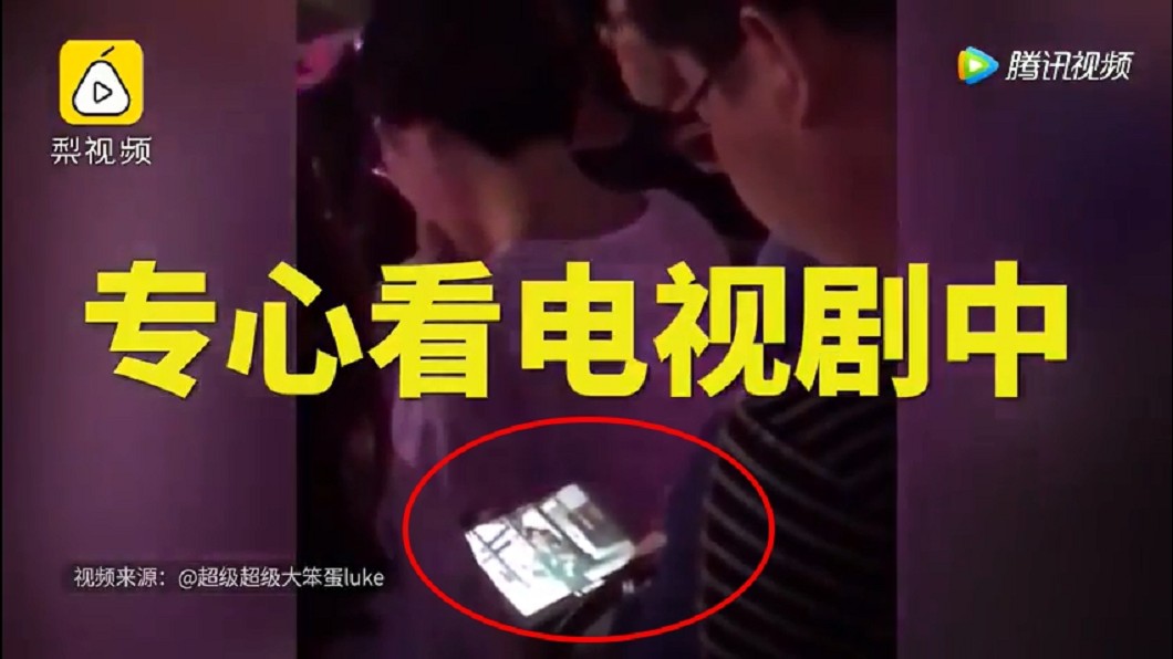 該名男子不為所動的坐在座位上看劇,絲毫沒有被周杰倫的歌聲吸引。圖/翻攝自YouTube