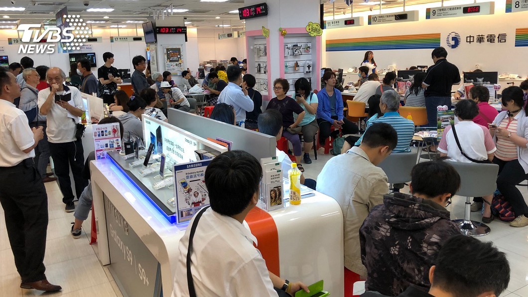 因為這次的499之亂,導致有中華電信的門市員工過於勞累而昏倒。(圖/TVBS)