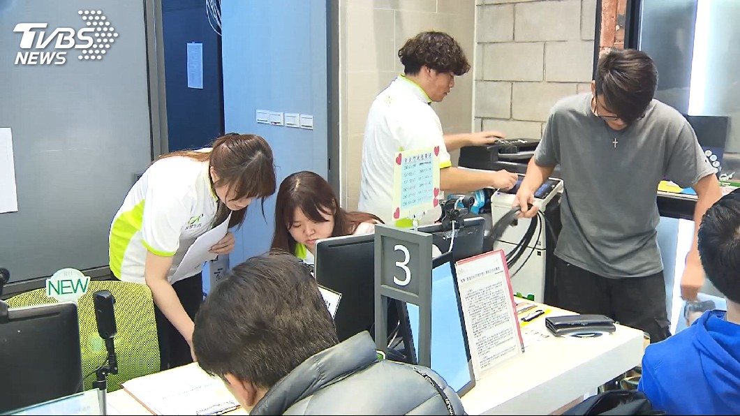 現在卻有工會成員爆料,門市主管要求用手抄本規避勞檢。(圖/TVBS)
