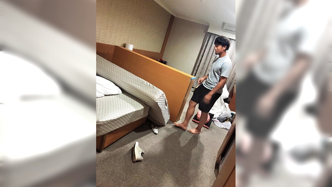 黃勝雄與妻子吵架時大鬧宿舍、亂摔東西,還要妻子盡量拍。(圖/翻攝自《鏡週刊》)