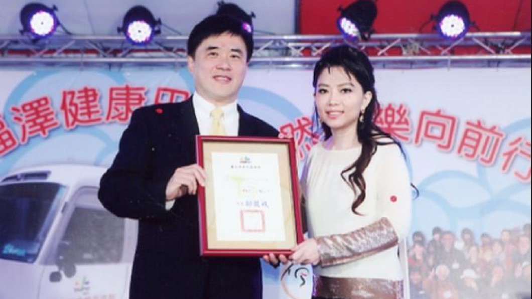 劉萍熱衷於慈善事業,還曾和前台北市長郝龍斌合影。圖/翻攝福澤慈善基金會官網