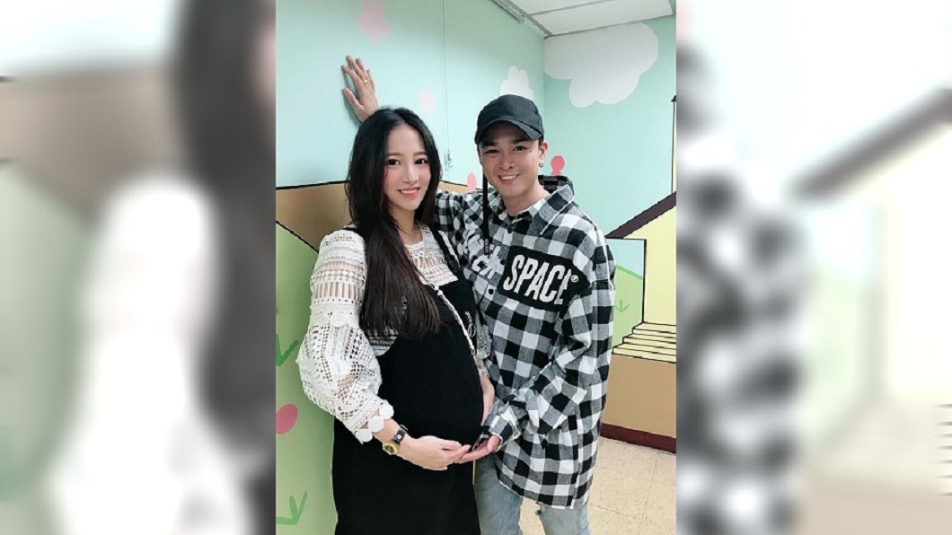 林采緹與胡睿兒在雙方家長陪同下,登記結婚。圖/翻攝自 臉書翻攝自 林采緹