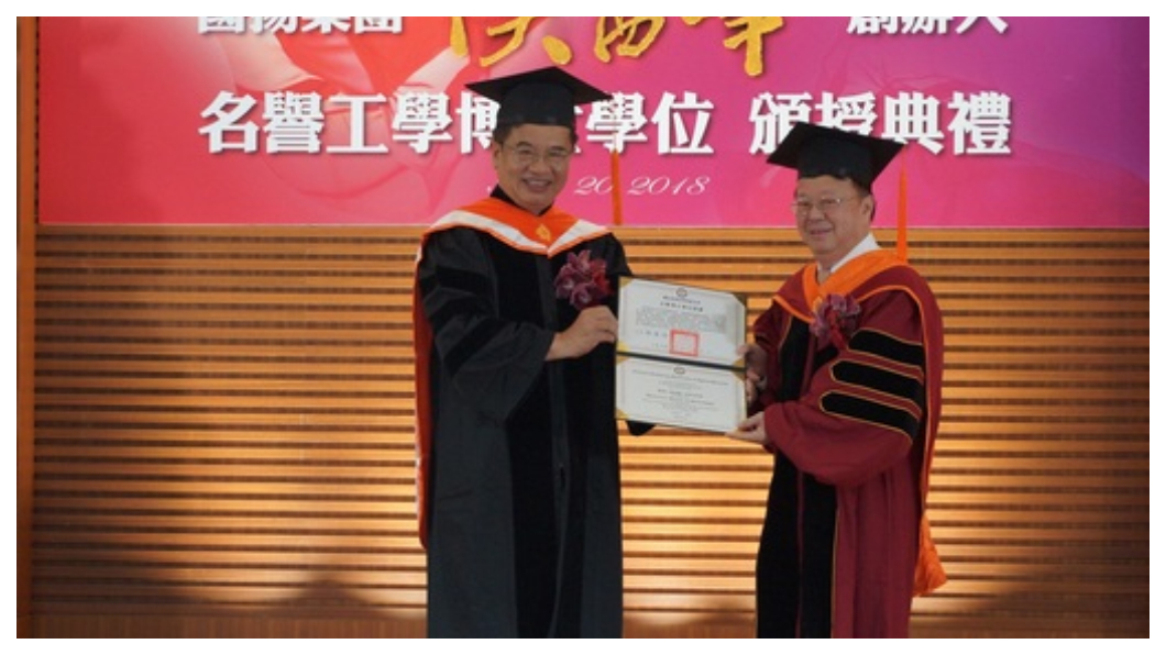 國揚集團創辦人侯西峰（右）4月下旬獲高雄科技大學頒予名譽博士學位。圖／中央社
