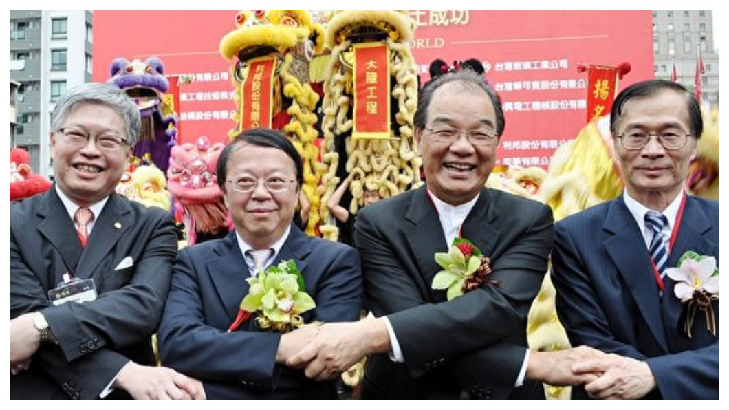 國揚集團創辦人侯西峰(左2)、英業達集團會長葉國一(右2)聯手投資豪宅大樓案,誓言打造高雄新地標。圖/中央社