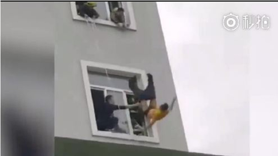儘管警消人員試圖拉住,但男子還是從5樓墜下身亡。(圖/翻攝自微博)