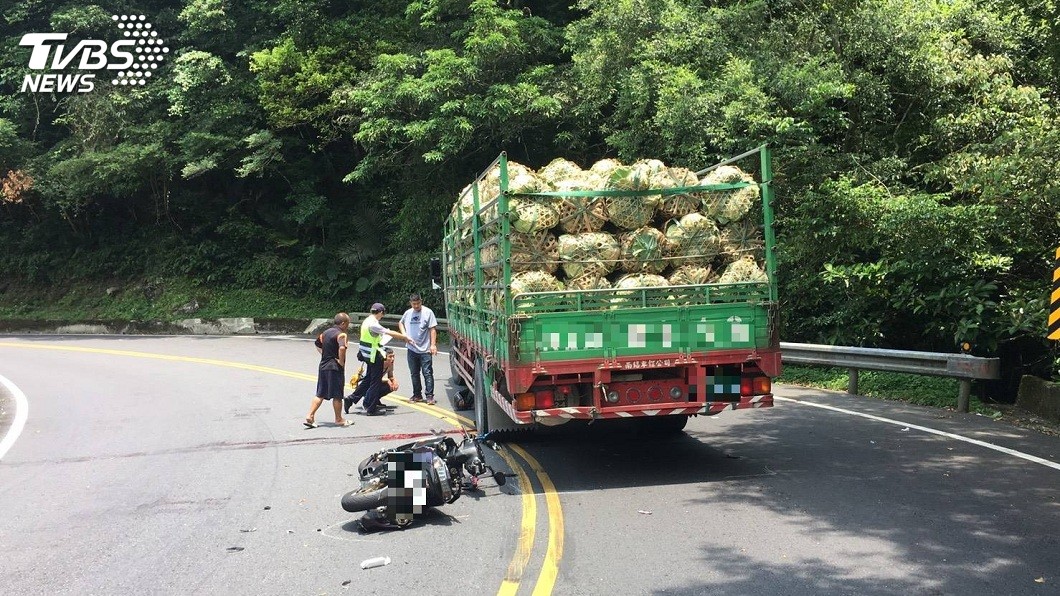 北宜公路又發生死亡車禍，一名騎士疑似自摔，頭部遭大貨車輾過身亡。(圖／TVBS)